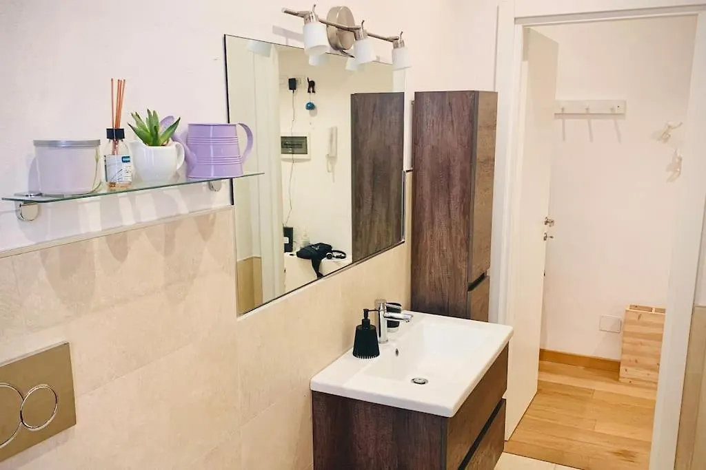 Ampola Home “Flamingo” Milan Apartment